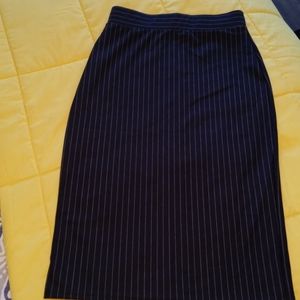 👗5/$30. Black Skirt with grey strips
